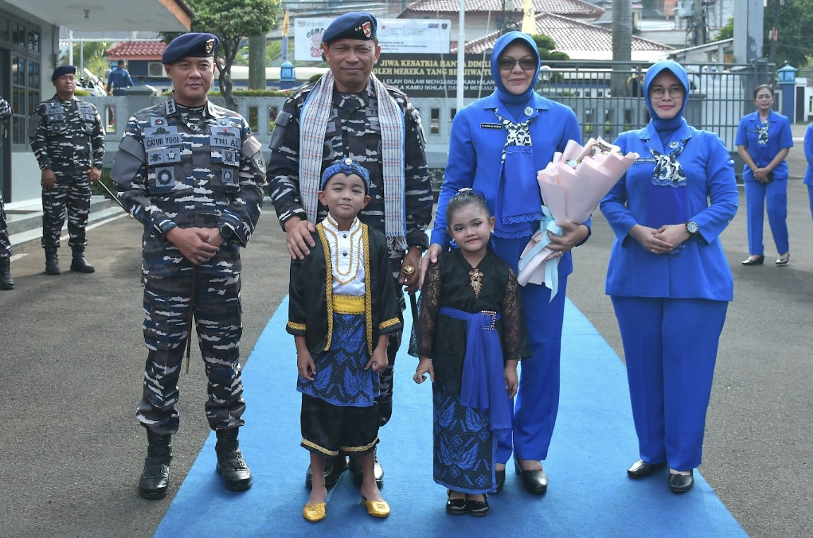 Kodaeral_III's tweet image. KUNJUNGAN KERJA DANKODAERAL III KE LANAL BANTEN: PERKUAT SOLIDARITAS DAN PEDULI KEMANUSIAAN

#tnial #tniangkatanlaut #jalesvevajayamahe #kodaeraliii #bhaktinalayudha