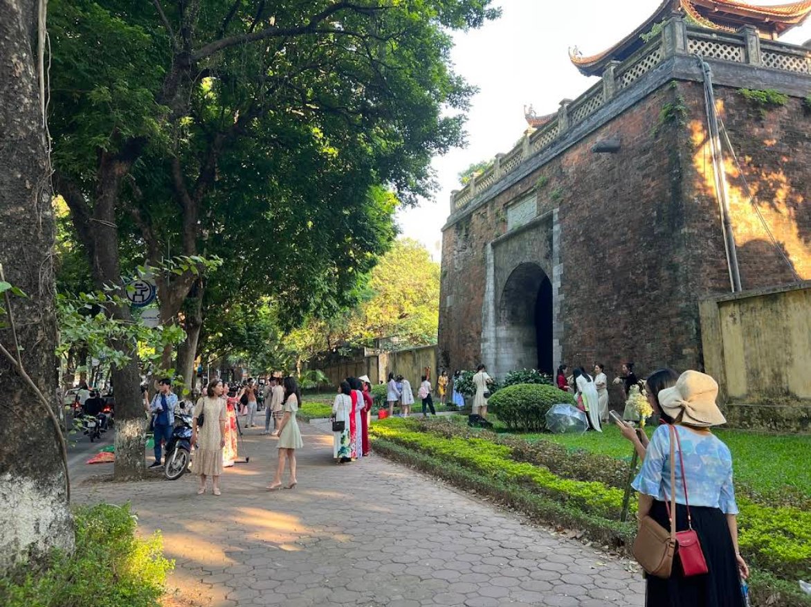 vietadvisor's tweet image. Hanoi Autumn: Phan Đình Phùng is a Vibe. ✨

It’s the quiet joy of walking under a golden canopy. Hear the bike bells, smell the hoa sữa, sip coffee. That&apos;s the real Hanoi.
Go early. Go slow. Feel it.
#HanoiVibes #PhanDinhPhung #VietnamExperience #GoldenAutumn