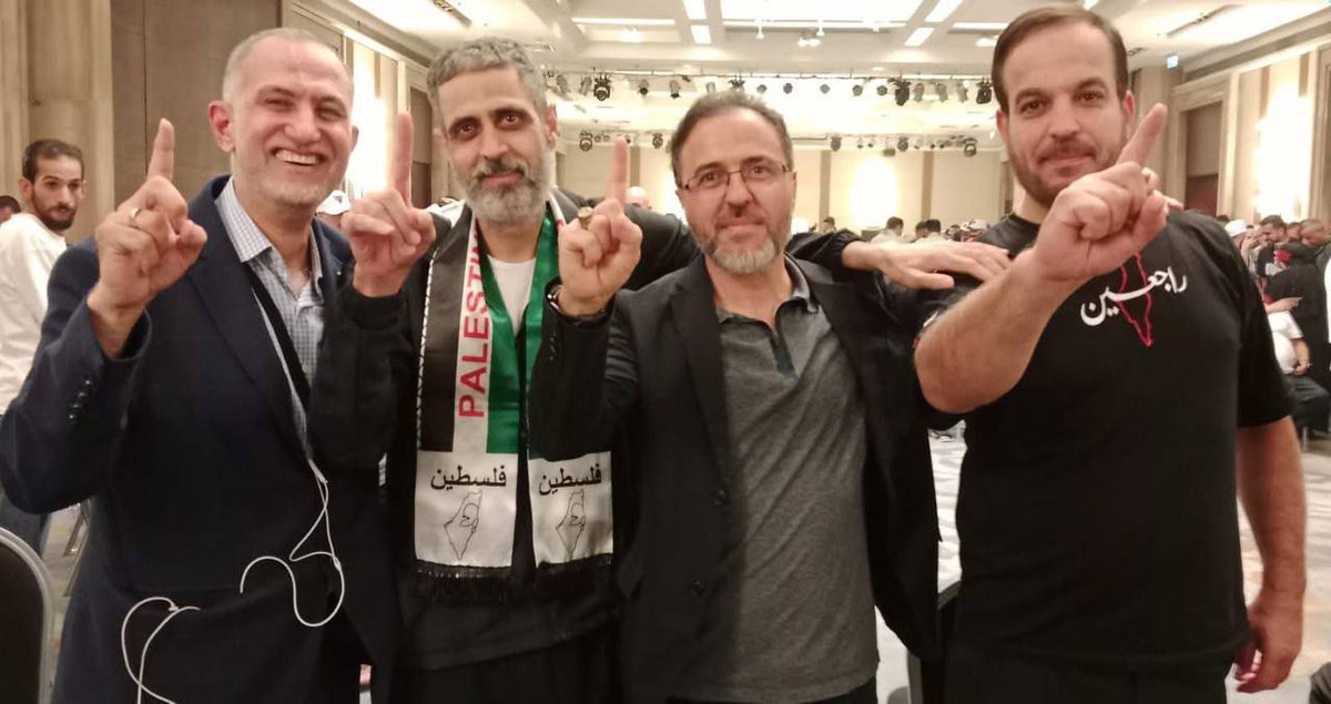 #المقاومة_تصدق_وعدها | 📌جميع أعضاء الوحدة الخاصة 101 في كتائب للقسام "يلتقون في الحرية لأول مرة بعد 33 عامًا".

 وهم من أقدم مقاتلي كتائب القسام، شكّلوا نواة العمل المقاوم المسلح والتي أسفرت عن اختطاف ضابط إسرائيلي، بهدف الضغط للإفراج عن مؤسس حركة حماس المعتقل في حينه الشيخ أحمد