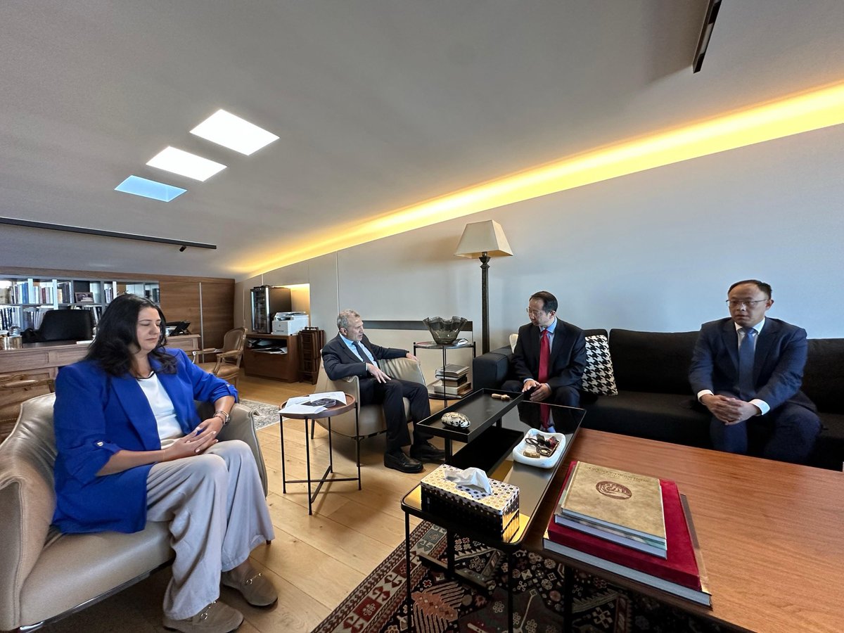 استقبل رئيس #التيار_الوطني_الحر النائب جبران باسيل سفير جمهورية الصين الشعبية في لبنان تشن تشواندونغ والوفد المرافق، بحضور نائبة رئيس التيار للشؤون السياسية  مارتين نجم كتيلي ومنسق العلاقات الدبلوماسية بشير حداد.
تمّ خلال اللقاء البحث في سبل تعزيز التعاون بين لبنان والصين في