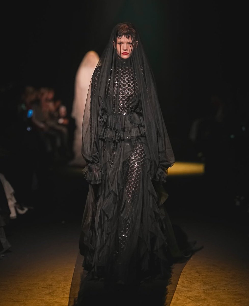 viviano 26ss neo romanticismで、それぞれのヴェールが天使と悪魔みたいでいいわあ。