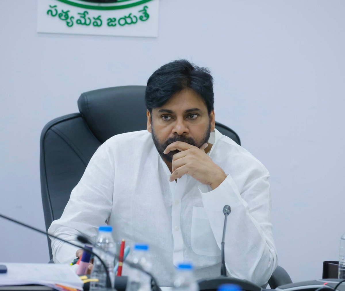 APDeputyCMO's tweet image. పల్లె పండగ విజయం తాలూకు స్ఫూర్తిని కొనసాగించేలా పల్లె పండగ 2.0 ప్రణాళికలు ఉండాలని ఉప ముఖ్యమంత్రి @PawanKalyan సూచించారు. ఆంధ్రప్రదేశ్ గ్రామీణ ముఖచిత్రం సంపూర్ణంగా మారేలా ఈ ప్రణాళికలు ఉండాలని తెలిపారు. మంగళవారం క్యాంపు కార్యాలయంలో పల్లె పండగ 2.0పై పంచాయతీరాజ్ గ్రామీణాభివృద్ధి శాఖ…