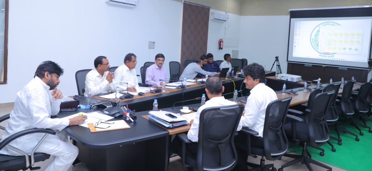 APDeputyCMO's tweet image. పల్లె పండగ విజయం తాలూకు స్ఫూర్తిని కొనసాగించేలా పల్లె పండగ 2.0 ప్రణాళికలు ఉండాలని ఉప ముఖ్యమంత్రి @PawanKalyan సూచించారు. ఆంధ్రప్రదేశ్ గ్రామీణ ముఖచిత్రం సంపూర్ణంగా మారేలా ఈ ప్రణాళికలు ఉండాలని తెలిపారు. మంగళవారం క్యాంపు కార్యాలయంలో పల్లె పండగ 2.0పై పంచాయతీరాజ్ గ్రామీణాభివృద్ధి శాఖ…