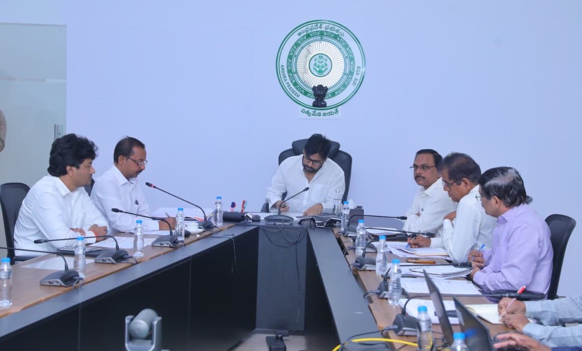 APDeputyCMO's tweet image. పల్లె పండగ విజయం తాలూకు స్ఫూర్తిని కొనసాగించేలా పల్లె పండగ 2.0 ప్రణాళికలు ఉండాలని ఉప ముఖ్యమంత్రి @PawanKalyan సూచించారు. ఆంధ్రప్రదేశ్ గ్రామీణ ముఖచిత్రం సంపూర్ణంగా మారేలా ఈ ప్రణాళికలు ఉండాలని తెలిపారు. మంగళవారం క్యాంపు కార్యాలయంలో పల్లె పండగ 2.0పై పంచాయతీరాజ్ గ్రామీణాభివృద్ధి శాఖ…