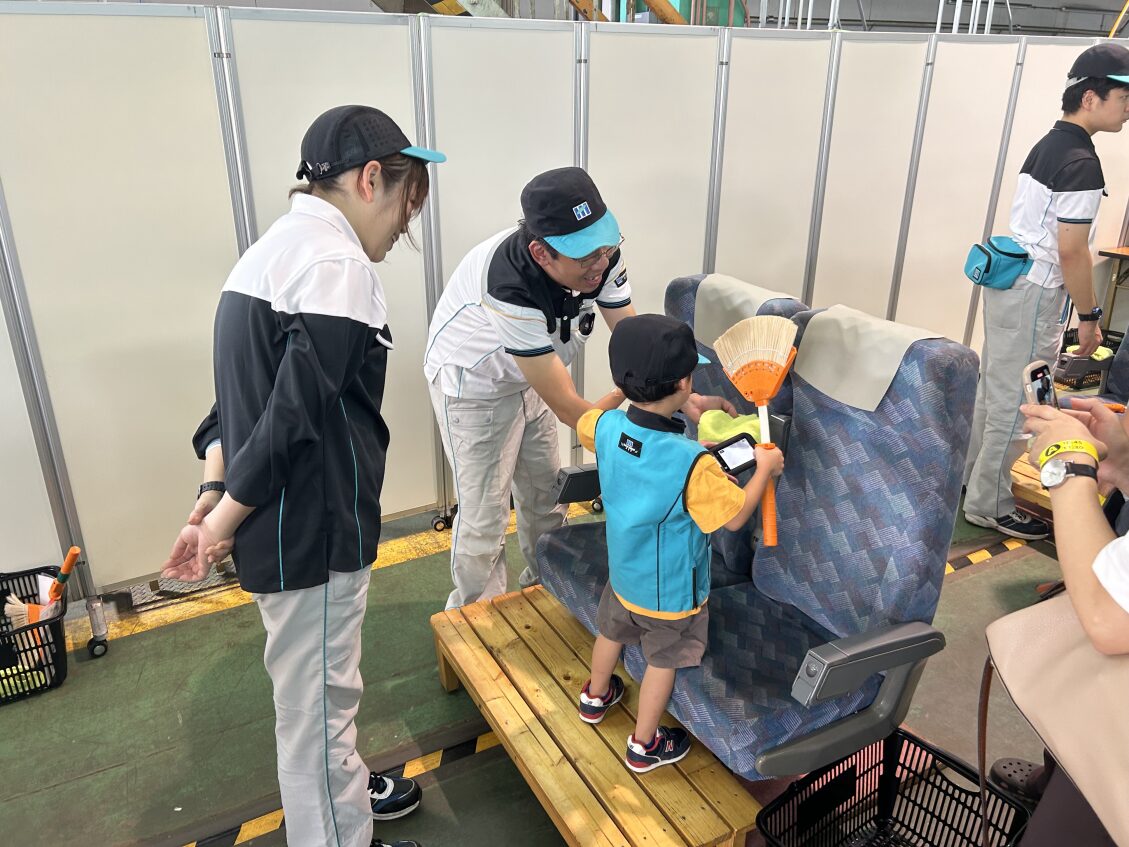 jrw_c_maintec's tweet photo. 先日、博多総合車両所公開イベント「新幹線ふれあいデー」が開催され、当社では「新幹線お掃除体験コーナー」を企画し、たくさんの方にご来場いただきました！
11/23には「山陽新幹線ふれあいデー in 岡山 2025」が開催されますので、ぜひお越しください。

#メンテック
#新幹線ふれあいデー https://t.co/tnWxaNMNQZ