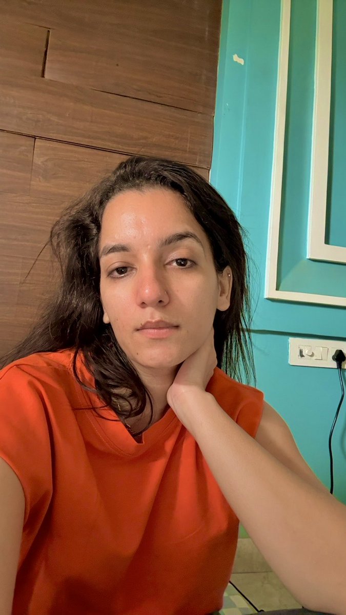 neha_basic's tweet image. On lazy days, do nothing with style! 🍊 🎃👽