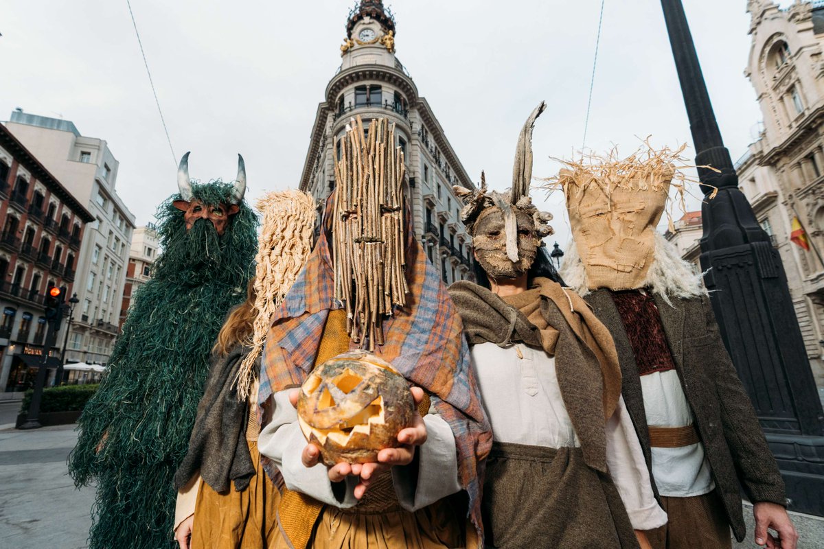 ¿Qué harías si te cruzaras con estos personajes de Samhain en plena Gran Vía?👀
Del 29 al 31 de oct, @microteatromadrid se convierte en un portal a Irlanda, el hogar de Halloween.
❌ No recomendado para niños
🎟️ 1ª tanda de entradas: go.irlnd.co/3vwqaqzg