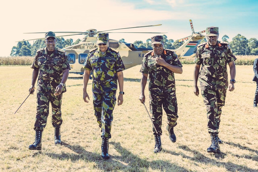 the_sambu's tweet image. Commander in chief , Chief of defence forces & Kenya Army commander at the Moi Barracks in Eldoret!
#kdfday