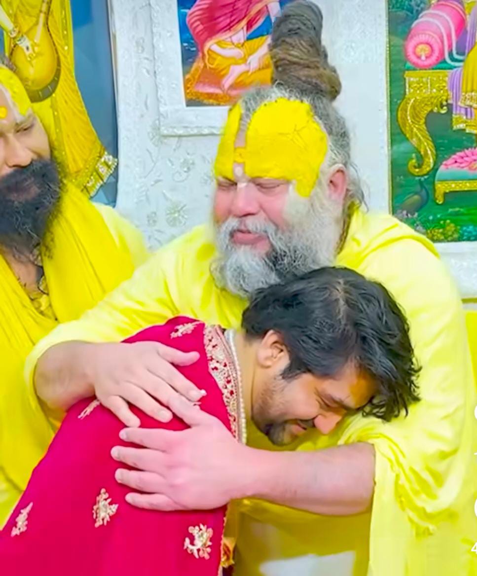 तस्वीरें आज की है जब धीरेन्द्र शास्त्री बृंदावन पूज्य प्रेमानंद जी महाराज से उनके आश्रम  मिलने पहुंचे ।
धीरेन्द्र शास्त्री पहले ही महाराज से मिलने की इच्छा जता चुके थे 
#premanandmaharaj 
#BageshwarBaba