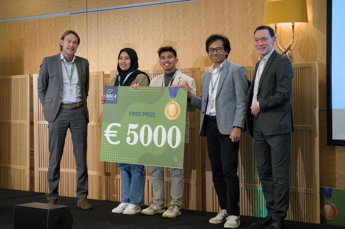 biconsortium's tweet image. 🥇🏆1st place in our #biobased student innovation competition BISC-E goes to the 🇳🇱 team from @WUR_WCDI for their use of algae to produce a natural UV filter for skin-protecting cosmetics. They’ll also receive a complimentary 1yr BIC Industry Membership for mentoring 👏👏👏