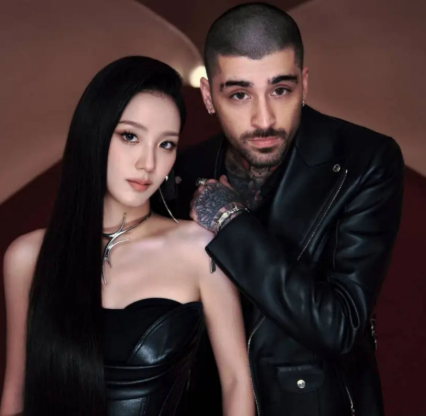 AboutMusicYT's tweet photo. Jisoo and Zayn share a cute interaction on IG:

Zayn: "thank you for making me the coolest dad around"
Jisoo: "you already are" https://t.co/qQl53MDSfb