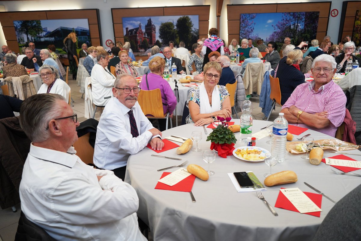 À défaut de bleu dans le ciel, voici un résumé en images des évènements de la #semainebleue organisés à La Madeleine : des défis aîné'rgiques, des activités intergénérationnelles, un repas des aînés et un salon séniors marqué une nouvelle fois par un défilé de mode inoubliable💃