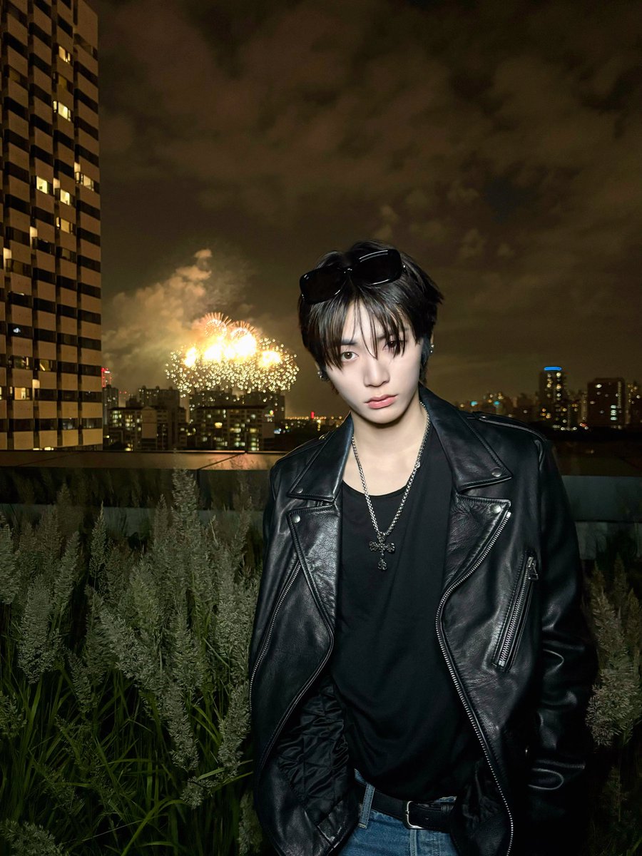 Hantaesfan's tweet photo. A biting cold night. The fireworks at my back are burning their way through the dark, a prelude to a hungry fire. https://t.co/S48gqx7NmH