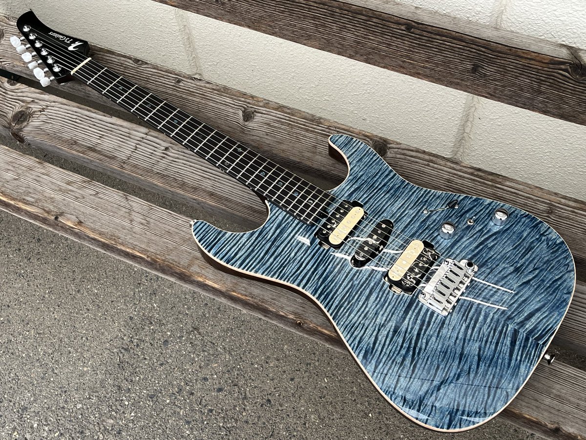 tsguitars's tweet photo. こちらはカスタムオーダーで製作させていただいたDST-22,Custom
ネックボディともにハイグレードなホンジュラスマホガニーを用い、ボディトップにはお客様にご選定いただいた見事なエキゾチックフレイムを組み合わせて人気のTrans Blue Denimカラーで仕上げた一本。納品まで大変長らくお待たせいたしましたが、気に入っていただく事が出来まして私どもも大変うれしく思います。オーナー様、ありがとうございました！！！