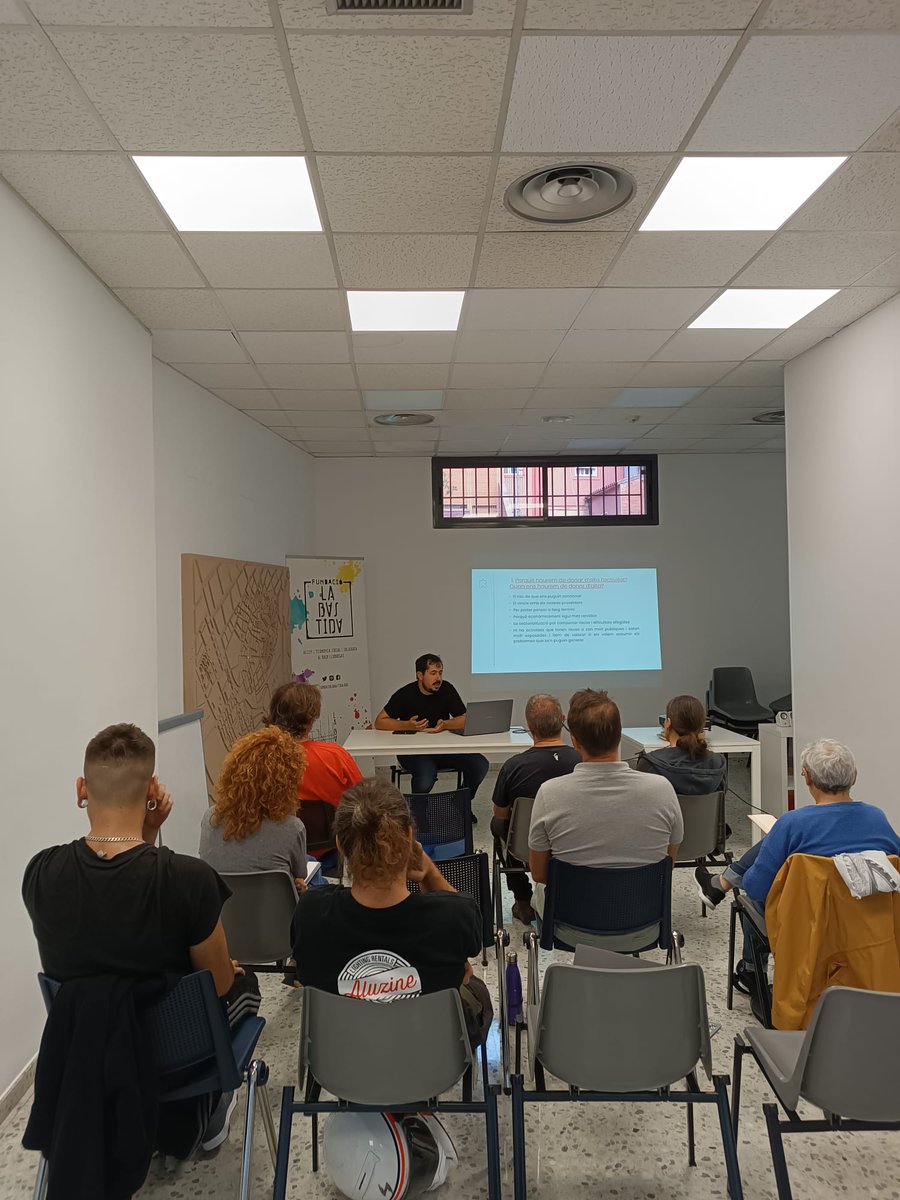 Ahir, 13 d’octubre, vam celebrar el primer taller del cicle “Enfortim-nos amb l’ESS”, dedicat a l’autogestió comptable i econòmica.
Pròxims cursos:
• 10/11: Obligacions i possibilitats legals de la vostra entitat
• 10/12: Taller pràctic sobre xarxes socials