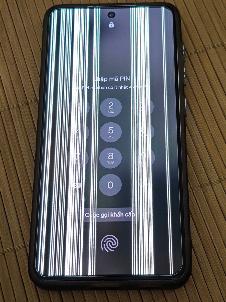 tinhnvc's tweet image. This is an S21 FE from a user in Vietnam - I found it on Facebook. The number of white lines keeps increasing, even without any updates. The screen replacement cost is expensive, and if you sell the phone, you’ll only get a small amount after deducting the repair fee.