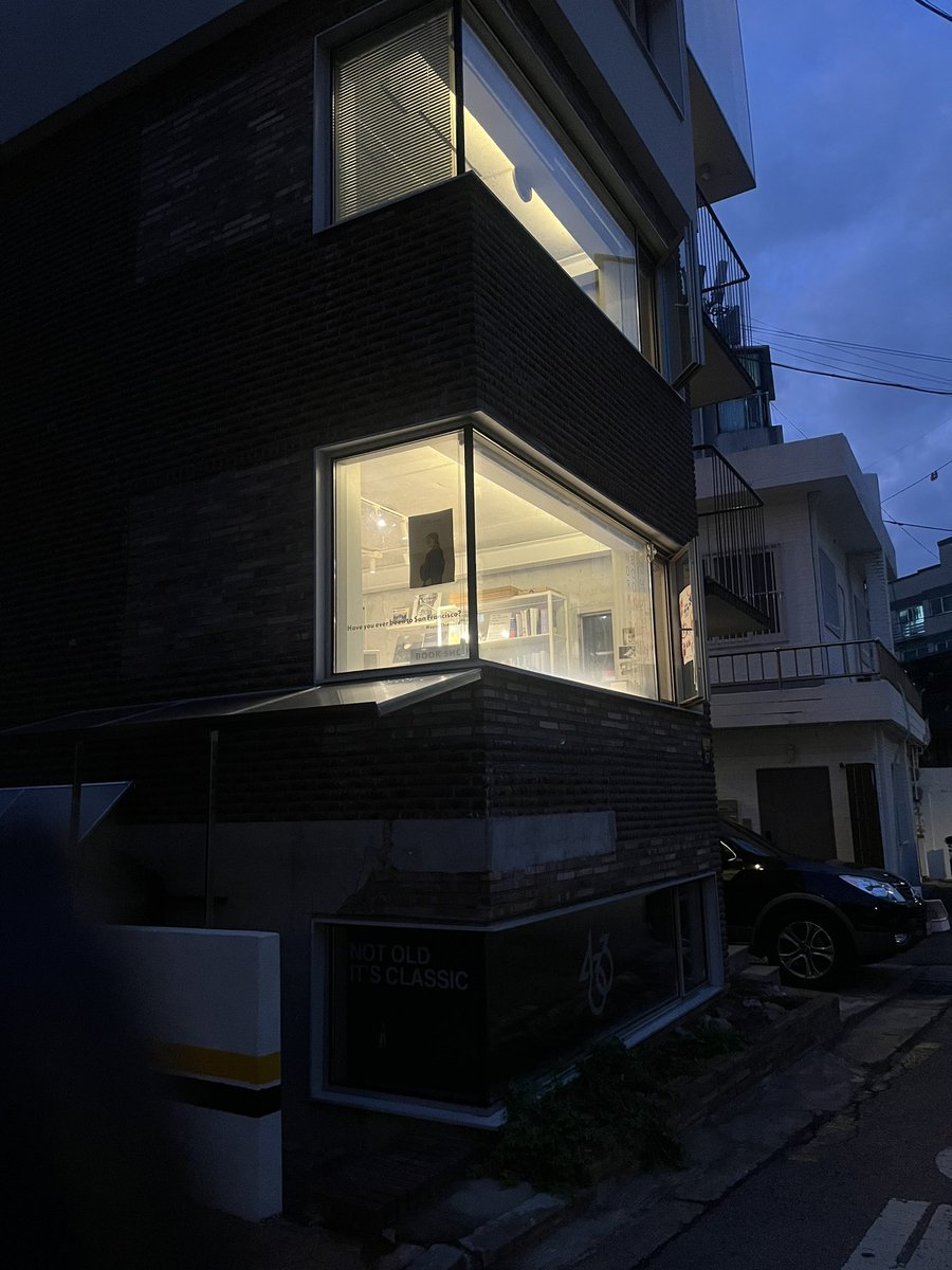 해외문학 좋아하는 분들에게 망원동 소재의 책방 ‘번역가의 서재’를 추천드려오. 번역가께서 운영해서 그런지 큐레이션 퀄리티가 좋아요.(보면 납득 완.ᐟ) 글구 추천 신간 매대가 계속 바뀌는 점도 눈 여겨볼 지점. 동네책방에서 하기 쉽지 않은데,,,