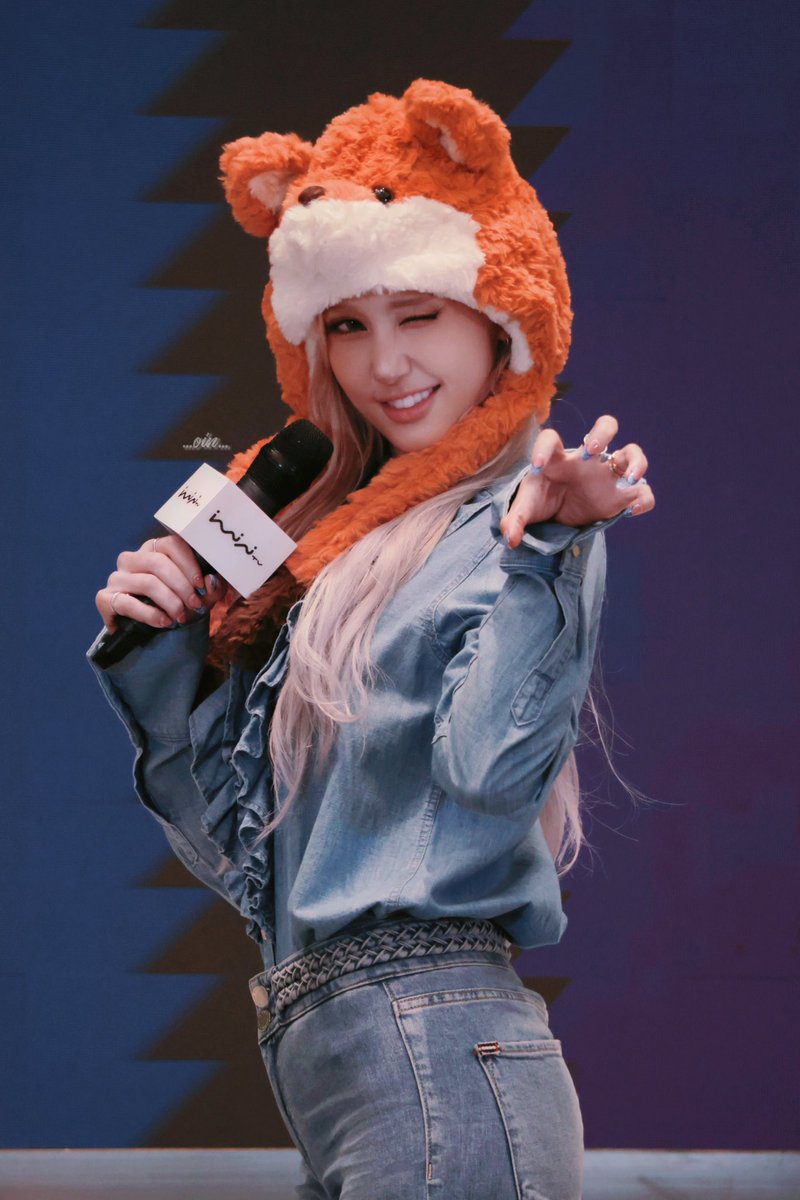 elenaaa_oin's tweet photo. 🦊🎸

12/10/2025 Guangzhou Fansign

#JEONSOMI #전소미 https://t.co/CsZOEiBszt