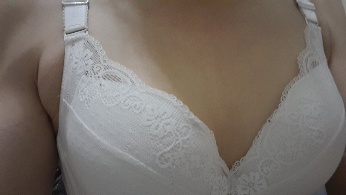 davidtkf's tweet image. 下雨天🌧️，最舒服莫过于穿着自己最爱的衣物，然后躺着刷手机🤭