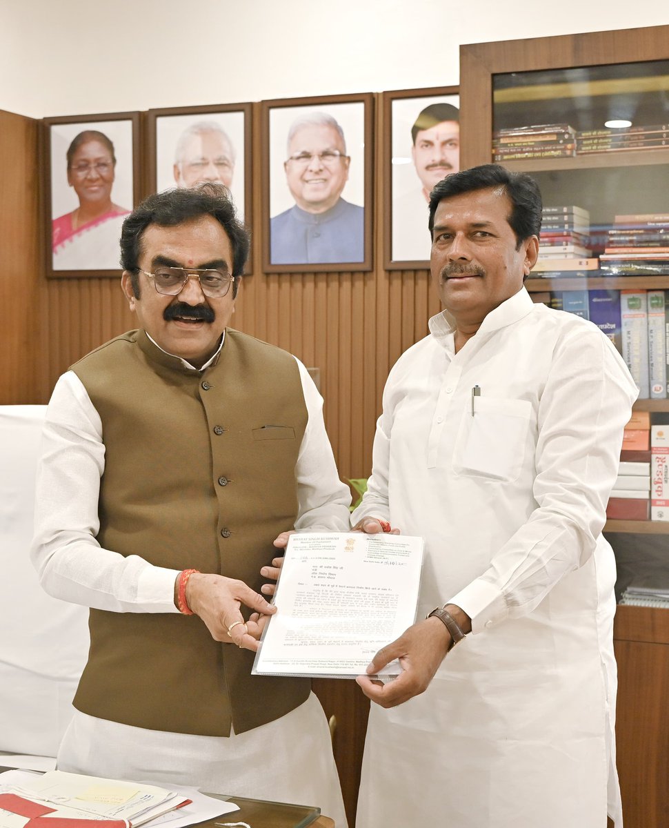 Office Of Rakesh Singh (@ofcrakeshsingh) on Twitter photo लोक निर्माण मंत्री माननीय श्री <a href="/MPRakeshSingh/">Rakesh Singh</a> जी से आज भोपाल स्थित निवास कार्यालय पर ग्वालियर सांसद श्री भारत सिंह कुशवाह जी ने सौजन्य भेंट की।
<a href="/BharatBjp11/">Bharat Singh Kushwah</a> लोक निर्माण मंत्री माननीय श्री <a href="/MPRakeshSingh/">Rakesh Singh</a> जी से आज भोपाल स्थित निवास कार्यालय पर ग्वालियर सांसद श्री भारत सिंह कुशवाह जी ने सौजन्य भेंट की।
<a href="/BharatBjp11/">Bharat Singh Kushwah</a>