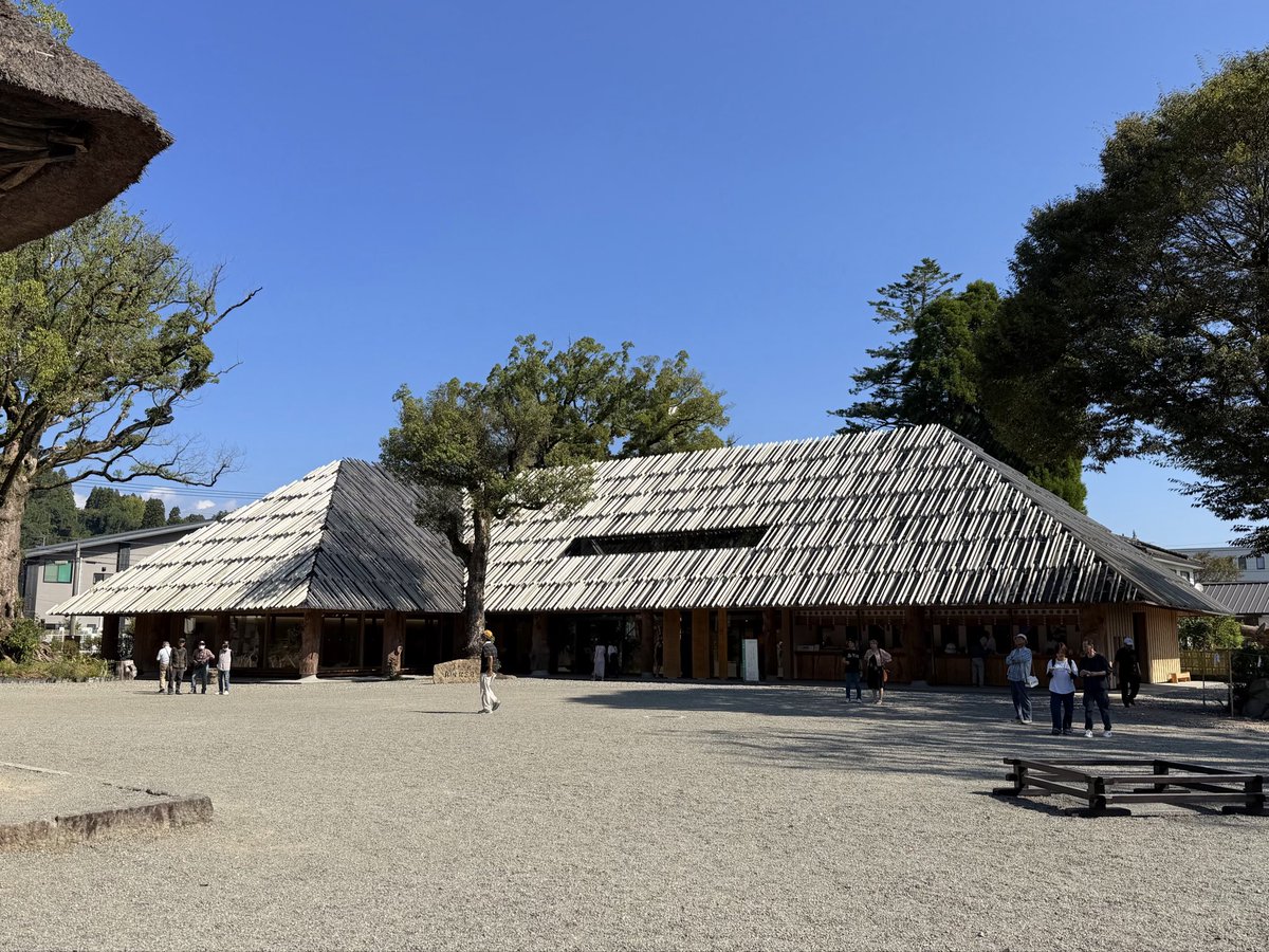 熊本県人吉市の青井阿蘇神社へ。5年前の球磨川氾濫で77振りの刀剣が水没してしまい、その救済のクラファンをお見かけして個人的に支援させて頂きました。そのご縁で福川宮司のご案内頂き、参拝と境内見学が叶いました。研ぎ上がった刀剣とともに鞘書の名入れを確認。どうか未来へ繋がれますように。