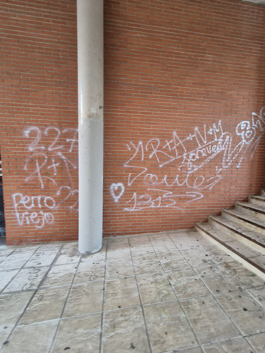 Bandalizada desde ayer la plaza Olivares, se limpio de grafitis hace unas semanas,pero como no se ve ni un policía nunca 😒
<a href="/carlos_bolarin/">Carlos Bolarín</a> <a href="/lsfernandeza/">Lucía S. Fernández Alonso</a> <a href="/policiadesanse/">Policía Local de San Sebastián de los Reyes</a> <a href="/sansecomunica/">Ayuntamiento de San Sebastián de los Reyes</a> <a href="/IISanse/">Izquierda Independiente Sanse</a> <a href="/VecinosSanSe/">Vecinos por SanSe</a> <a href="/PodemosEnSanse/">Podemos San Sebastián de los Reyes</a> <a href="/mas_sanse/">Más Madrid Sanse</a> <a href="/psoesanse/">PSOE de Sanse /❤️</a>