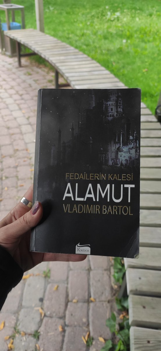 1Kitap_sever's tweet image. Kitleler hep böyle davranmayı yeğlemiştir zaten. Belirsizlikten korkar, kendilerine anlatılan en saçma sapan şeylere dahi hakikat tutunacak bir dal sunmadığı için büyük kalpleriyle iman ederler. Zaten bu yüzden zeki insanlar hep kitlelerden uzak durmayı tercih etmişlerdir
S.171