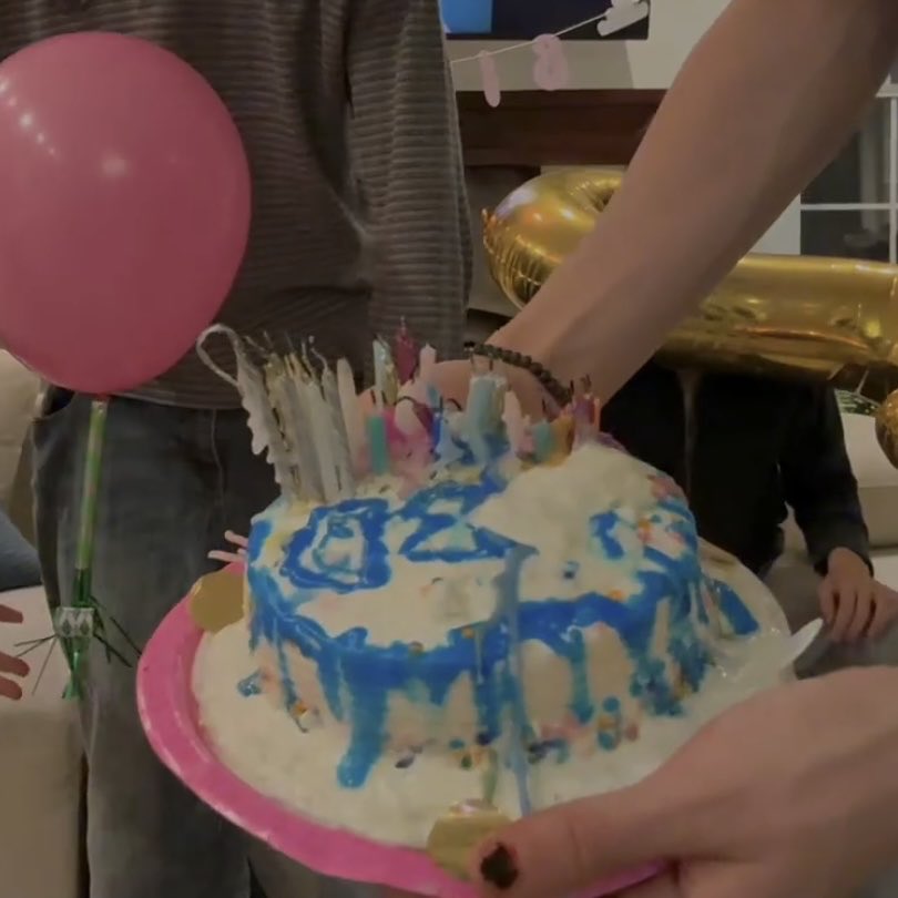 เค้กน้องเจมส์นี้เหมาเทียนทั้งLAมาจุดเลยป้ะ5555 น้องบอกกินเค้กไม่ได้แล้วเพราะเทียนไขมันเยอะเกินไปพวกเราปักเทียนเหมือนงานเลี้ยงโกลาหล🤣

#CORTIS #코르티스