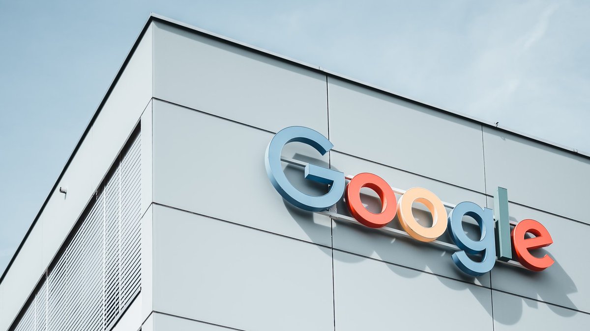 classcnbc's tweet image. #Google investirà 15 miliardi in #India per costruire il più grande hub di data center per intelligenza artificiale al di fuori degli Stati Uniti.
L'accordo arriva dopo "un anno di intense discussioni e sforzi incessanti" ed "è solo l'inizio" ha affermato il ministro per lo…