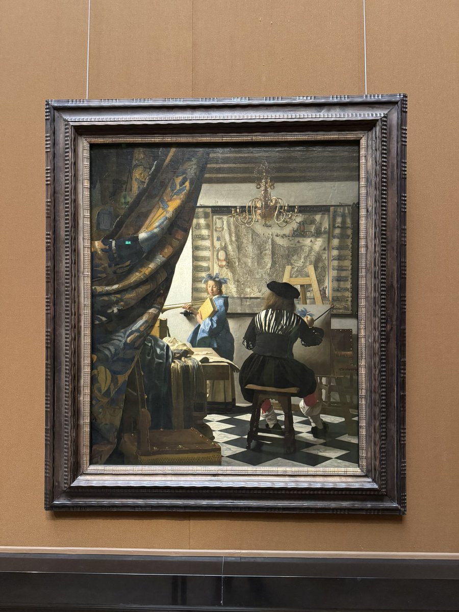 椅子に座ってフェルメールを眺める。展示室にわかりやすいバナーがかかってました。