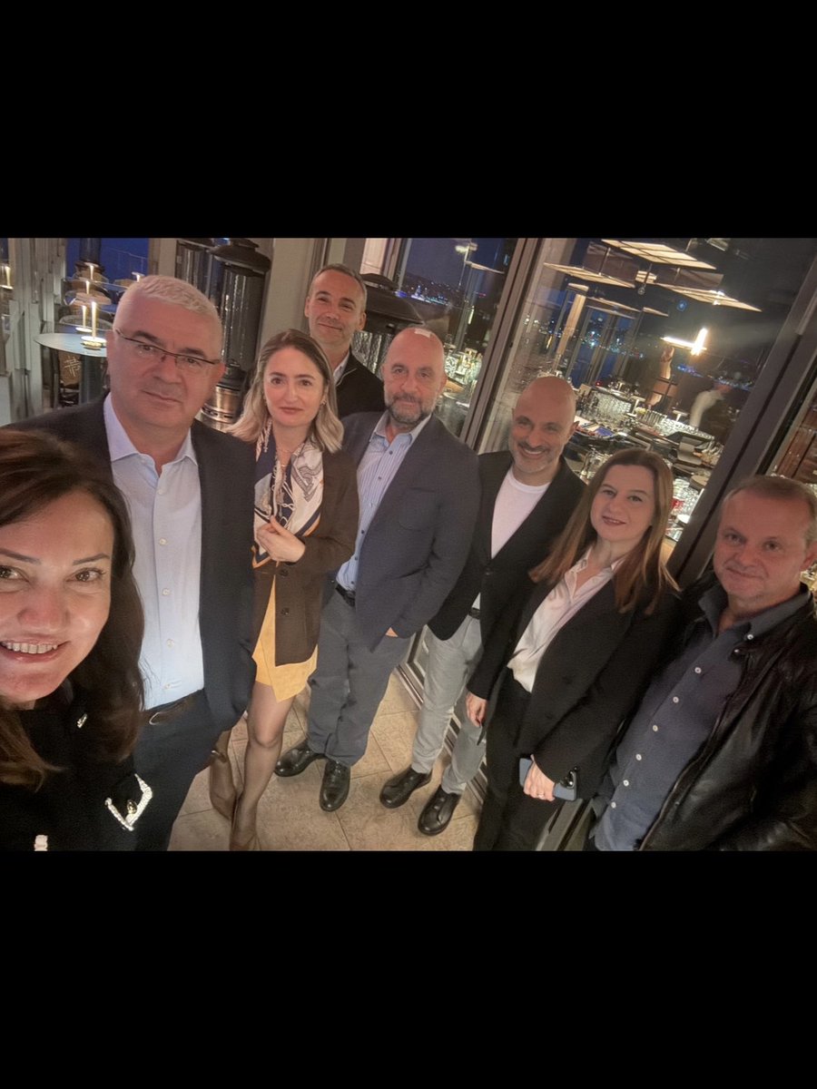 Dün, yeni müdürlerimizin oryantasyon programında onlarla bir araya gelmekten büyük mutluluk duydum. Geleneksel akşam yemeğimizde daha yakından tanıma imkanı bulduğum tüm yeni liderlerimize başarılar diliyorum. 

#KPMGTürkiye #KPMG #NewManagers