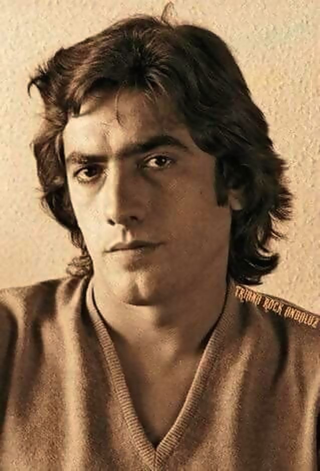 ElCicerone_'s tweet image. Un 13 de octubre de 1983 fallece, en un accidente de tráfico, el cantante sevillano Jesús de la Rosa Luque, la voz de Triana y principal compositor de la legendaria banda. ¡Puro rock andaluz! #BuenosDiasATodos #FelizLunes #sevilla