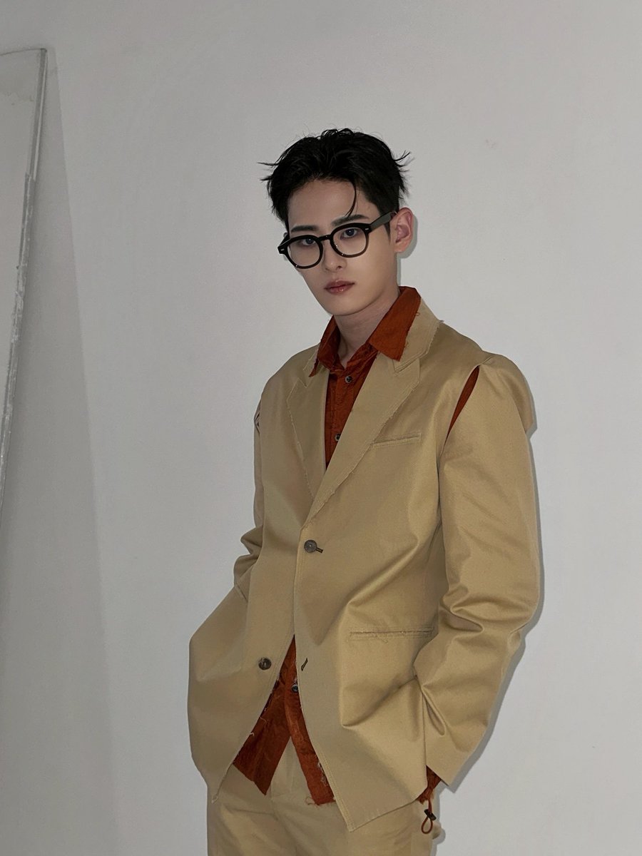 [#준호]
🤓✨

#NOMAD #노매드
#JUNHO #준호