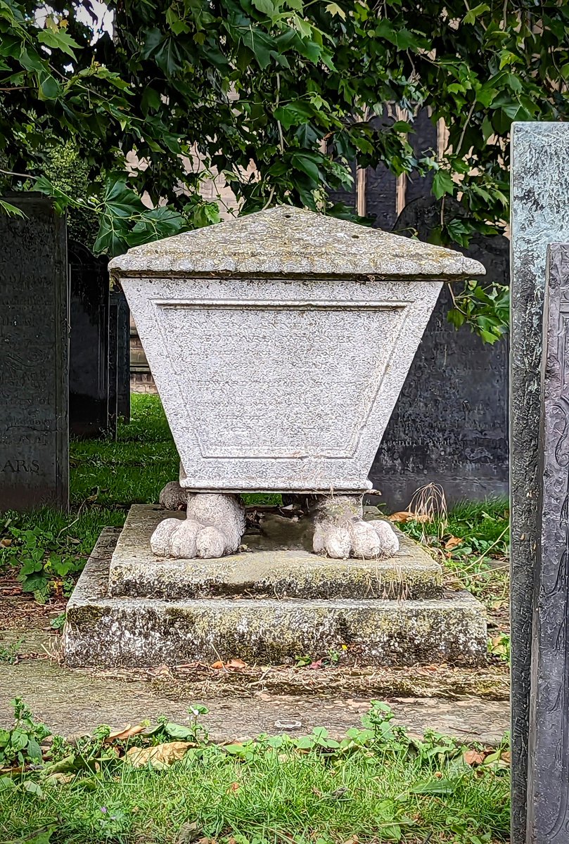 chartres_Fiona's tweet image. Whoever resides #inside this enormous tomb at All Saints, Loughborough is certainly well equipped for a nightly wander, such enormous furry paws!
#31DaysofGraves