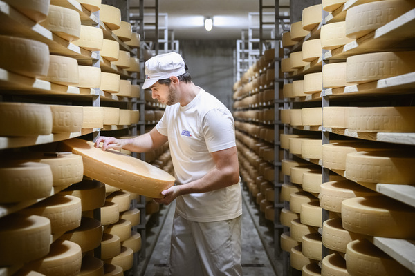 juanluisrecio's tweet image. Este premio como el Mejor #Queso del Mundo en el certamen internacional Mondial du Fromage convierte a Le #Gruyère AOP de Neuchâtel en icono de la maestría artesanal suiza... periodistadigital.com/elbuenvivir/20… #quesosdesuiza #suiza
