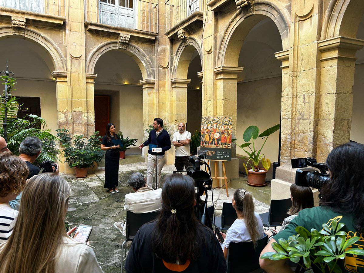 medievalelx's tweet photo. Presentación del XXX Festival Medieval de Elche. En la rueda de prensa han estado el alcalde Pablo Ruz, la Concejal de Cultura y Turismo Irene Ruiz Nortes. 

El artista del cartel de este año Antonio Mora.

¡Del 21 de octubre al 9 de noviembre! 👉 https://t.co/DN97OtvOZz https://t.co/5hLacI4QbT
