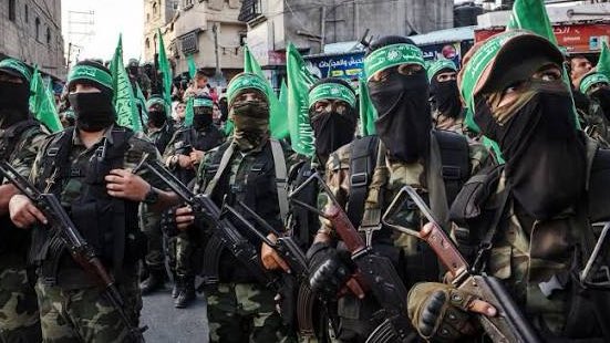 IsraelWarRoom's tweet image. 🚨BREAKING: Hamas openly admits it has no intention of disarming or giving up power in Gaza—two core requirements of the ceasefire deal it accepted just days ago.
In an interview last night, Hamas spokesperson Hazem Qassem declared the group will reject all Israeli demands…