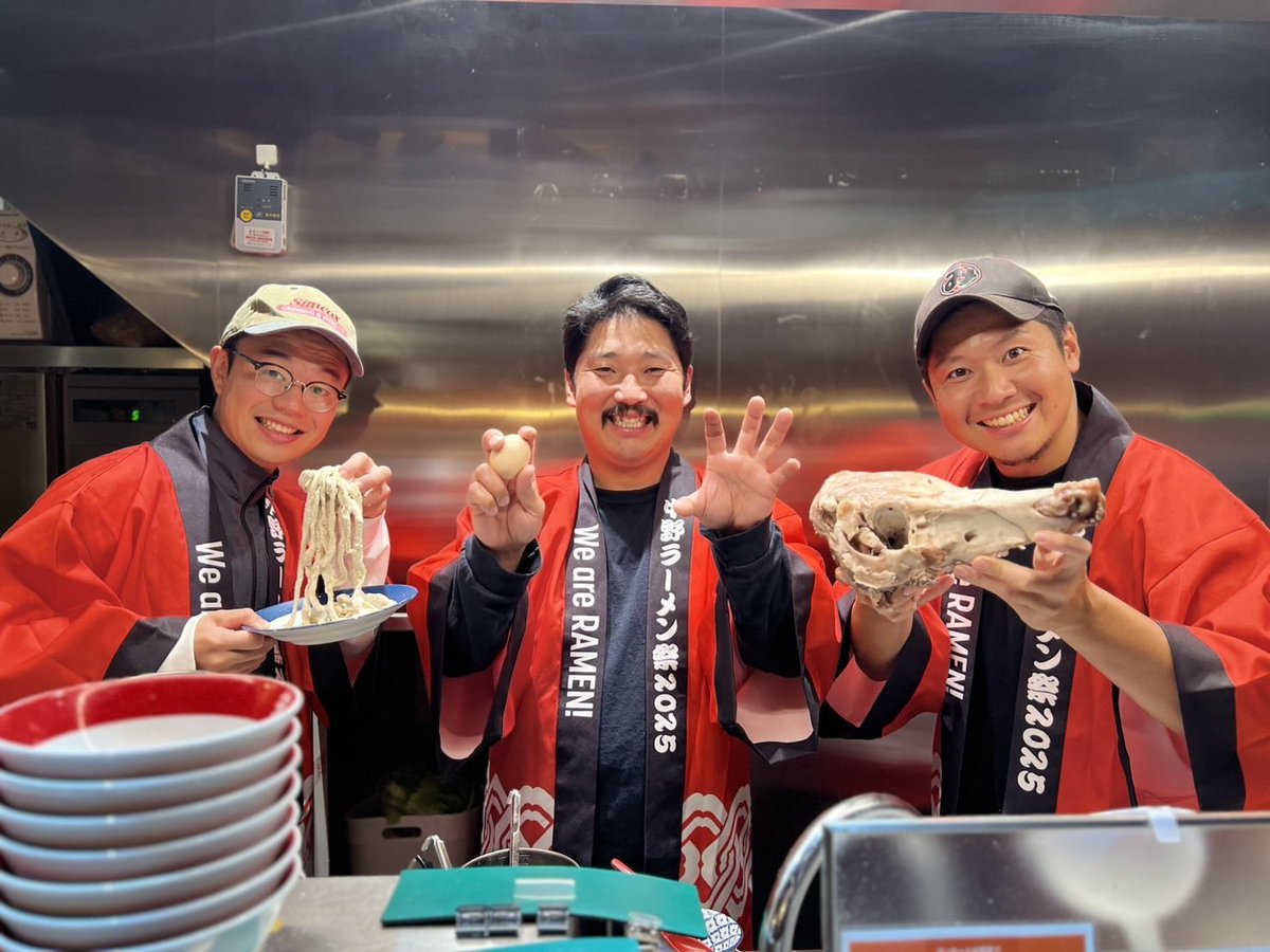 12月12日(金） 18:00〜限定100食
中野ラーメン祭 presents

虎、蛸、そして骨。
JBZMY –祭三獣神–

虎の元祖TKM。
【ゴールデンタイガー🐯】
骨の熟成豚骨。
【ラーメン箕輪家🦴】
蛸の麺が奏でる“禁断の一杯”。
【だしと麺遊泳🐙】

舞台は、箕輪家中野本店。
中野が、再び震える。