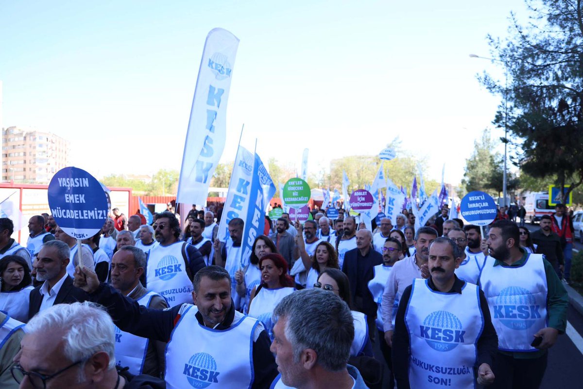 KESK’in KHK ile İhraç Edilen Kamu Emekçilerinin Görevlerine İadesi İçin Başlattığı Yürüyüşe TTB’den Destek

📢 #KESKliİhraçlarYürüyor 

👇
ttb.org.tr/335ykzs