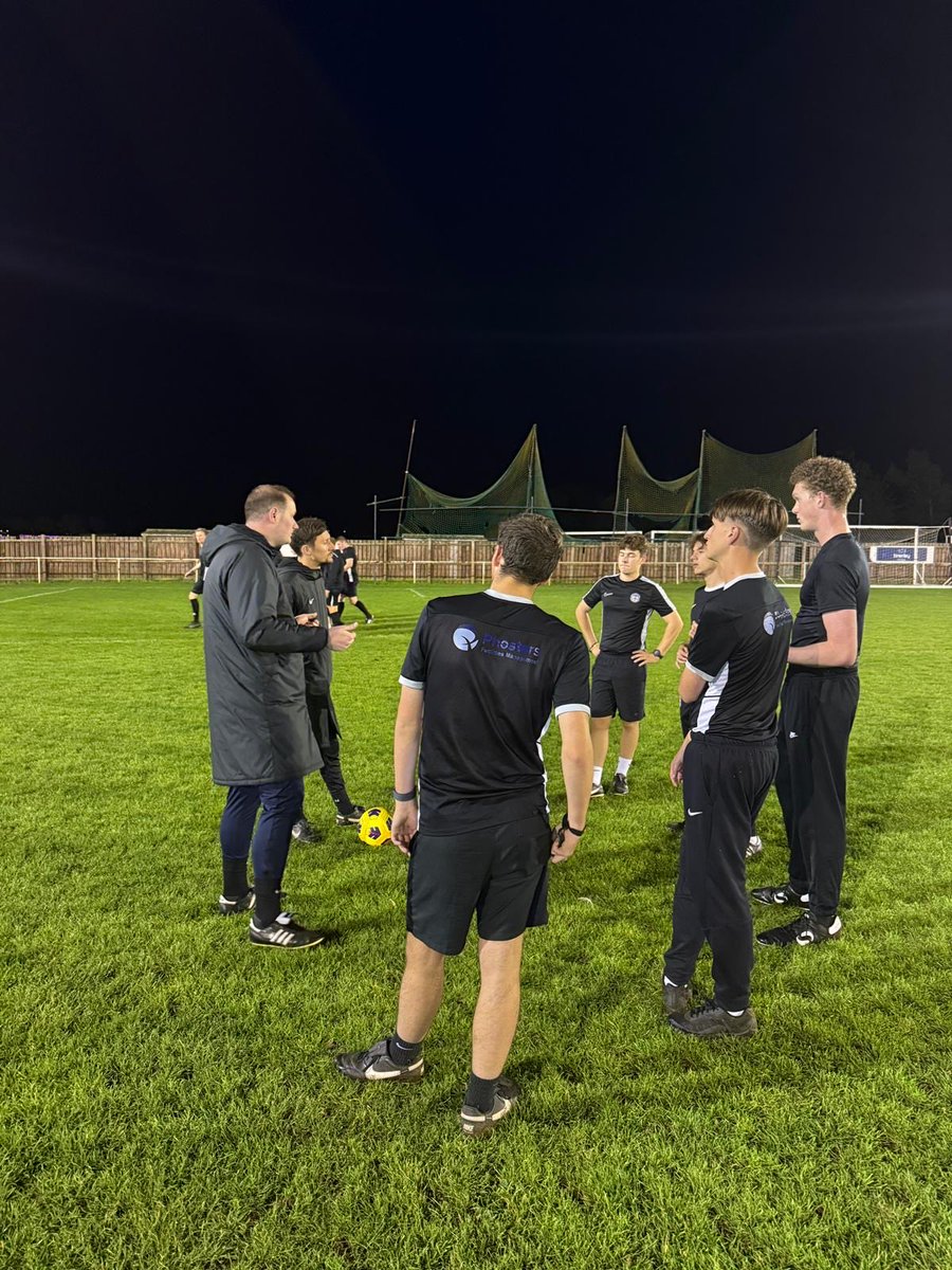 NRCFAREFDEV's tweet image. DEVELOPMENT | Last night saw our @NorthRidingFA @PhostersFM October CORE meeting. A heavily practical night with 3 sessions on penalty area decision making, assistant referee crossovers &amp;amp; physical fitness followed by indoor technical clips facilitated by our brilliant coaches🙌