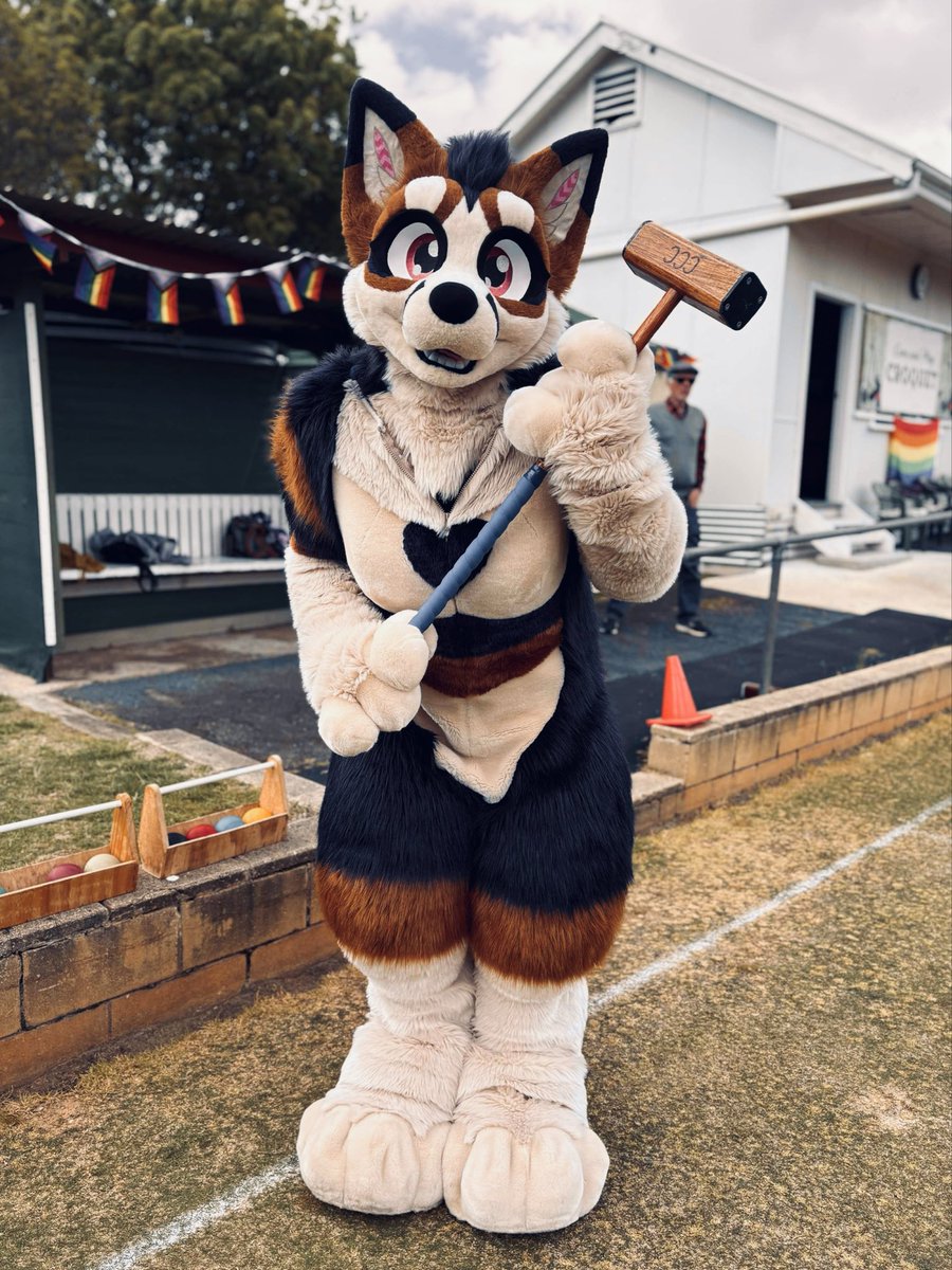 If I could influence one thing in this fandom, it’s slightly unzipped fursuits 😻