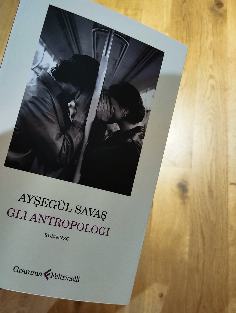 Clamore giustificato. Anche se si sta provando a trasformare la lettura de “Gli antropologi” (<a href="/gramma_felt/">gramma_feltrinelli</a>) di Ayşegül Savaş in un fenomeno alla moda
Le mode, però, tramontano, e questo volume non merita affatto di fare questa fine...
Scrive <a href="/micoltreves14/">Micol Treves</a>
lucialibri.it/2025/10/14/fut…