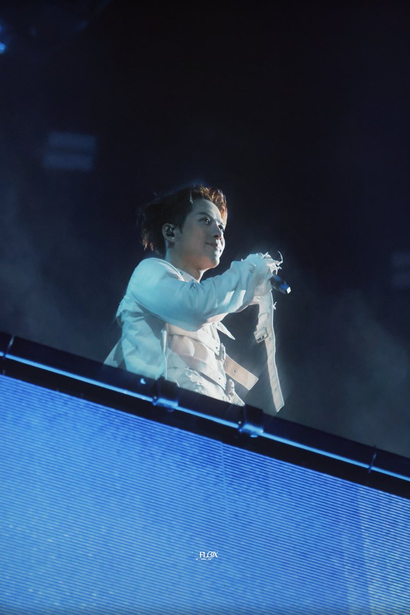 FL3X852- tweet media