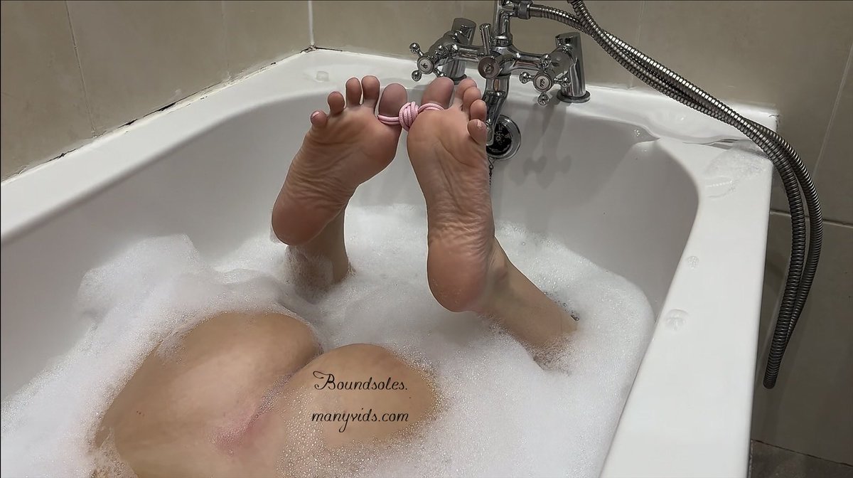 🔥 New Video Releasing later today!
⛓️ Barefoot Bubble Bath
👣 Barefoot
💌 Personal customs via ManyVids
✉️ Messages via ManyVids
📹 Videos also available on Clips4Sale
🔗 Links in bio

#BubbleBath #Barefoot #Soles #Toes #Bondage #Kink