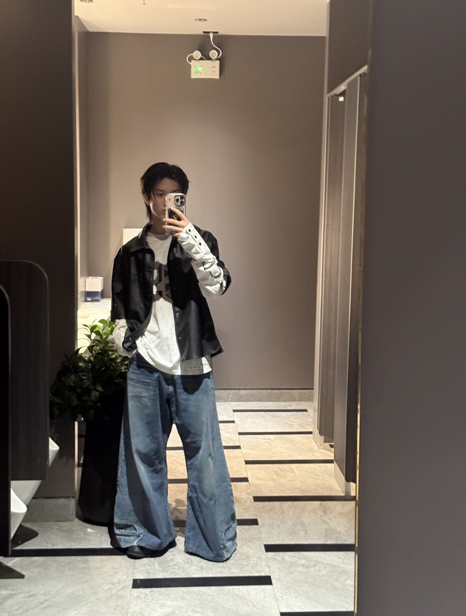 aston_lv's tweet image. rate the fit!