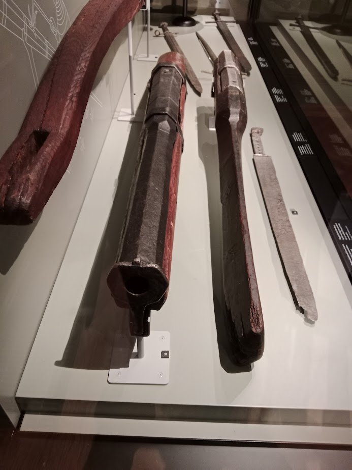 Knightly_Hist's tweet image. A Display containing three early to mid 15th century firearms from bohemia.
I more often than not share fancier and later firearms (partially because they're far more abundant in museums) so today it's time to bring attention to more modest weaponry.
Housed at the National…