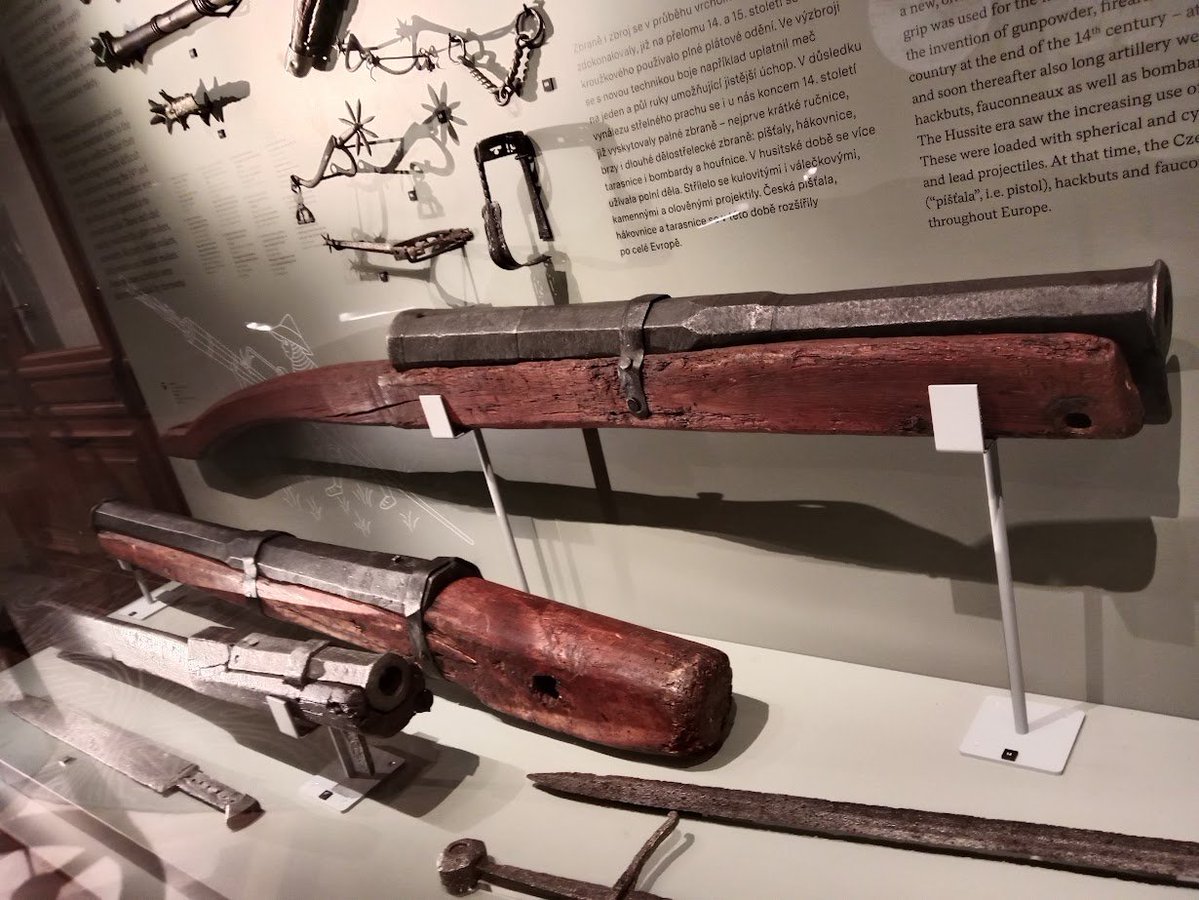 Knightly_Hist's tweet image. A Display containing three early to mid 15th century firearms from bohemia.
I more often than not share fancier and later firearms (partially because they're far more abundant in museums) so today it's time to bring attention to more modest weaponry.
Housed at the National…