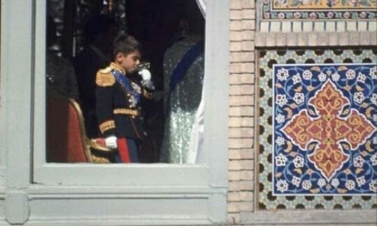 خیلی حرف‌ها دارم! و خودمو سانسور می‌کنم! ولی خب نشد سکوت کنم! کلامی با پادشاهی خواهان!
عنوان: مصدق نباش!
خمینی برای نشان دادن مشروعیت، از ۱۸ میلیون واجد شرایط، ۳۶ میلیون رای آری کشید بیرون! بعد شما از شاه می‌خواهید با داشتن اکثریت مطلق، حتی یک انتخابات مشروعیت مردمی برگزار نکنه؟!