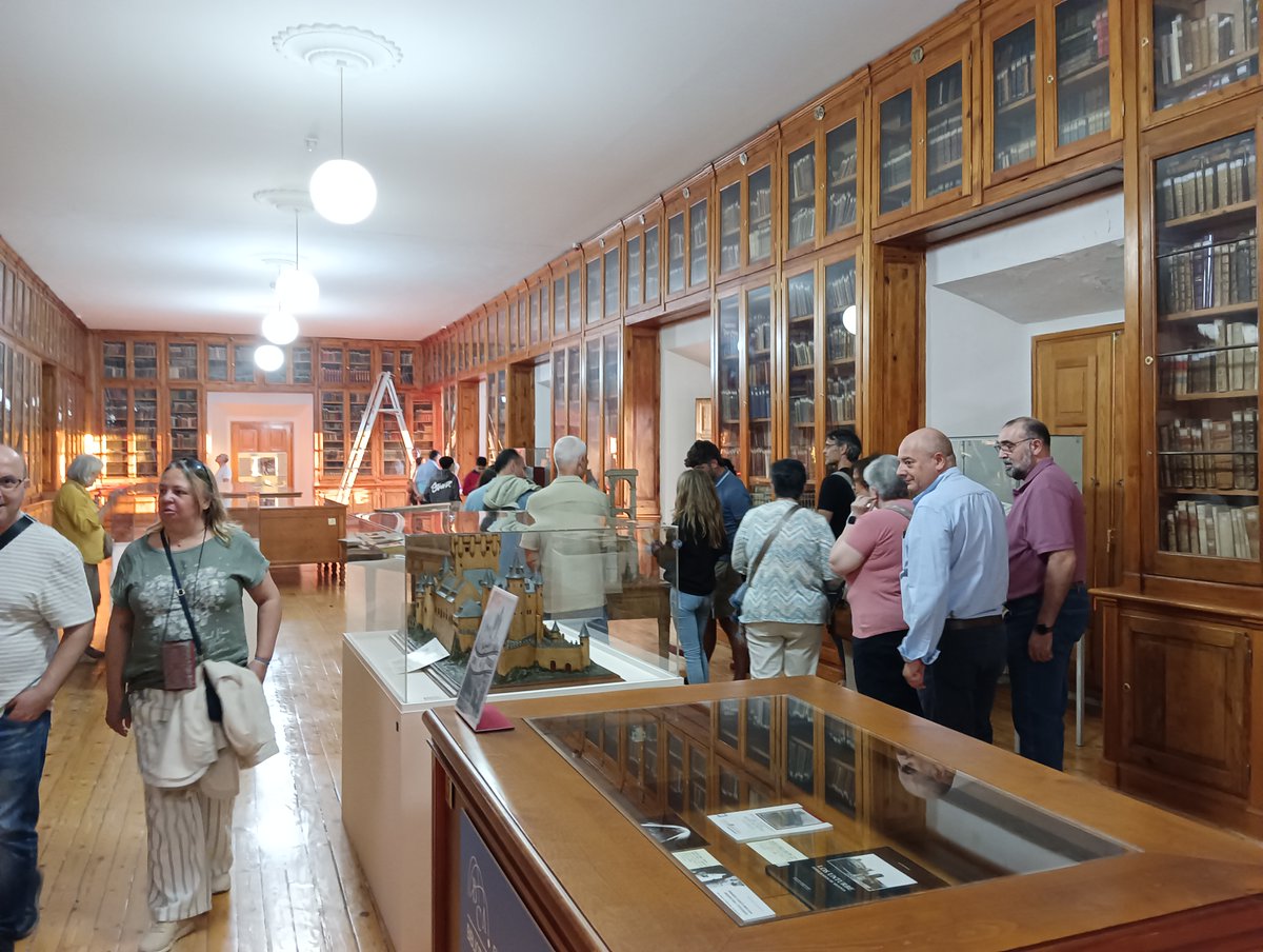 fundacionbca's tweet photo. Gran éxito de "La Noche de Patrimonio". Más de 700 visitantes recorrieron la zona noble de la Academia de Artillería y su biblioteca. En la sede de la @fundacionbca pudieron contemplar la Expo.: "200 años de la fotografía...". https://t.co/cXzBaEIrEM