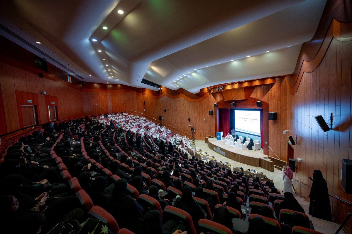 لتسليط الضوء على مجالات الترجمة في سوق العمل، وأثر التطوع في الترجمة..

كلية اللغات والعلوم الإنسانية بـ #جامعة_القصيم تقيم ملتقى #اليوم_العالمي_للترجمة 2025، والذي يتضمن عددًا من الندوات العلمية وورش العمل التخصصية تناولت رحلة تقنيات الترجمة الحديثة، والذكاء الاصطناعي في تعلم
